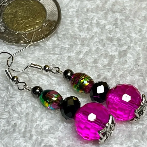Dramatic hot pink /fuchsia and black earrings - Picture 3 of 4